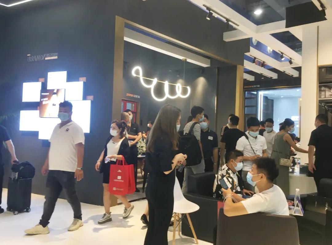 展会直击 | 建博会火爆揭幕，正金门窗联袂**工夫巨星甄子丹焕新显现！