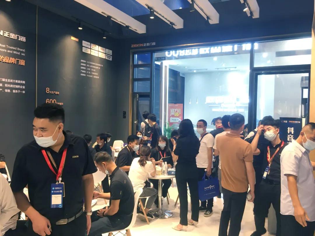展会直击 | 建博会火爆揭幕，正金门窗联袂**工夫巨星甄子丹焕新显现！