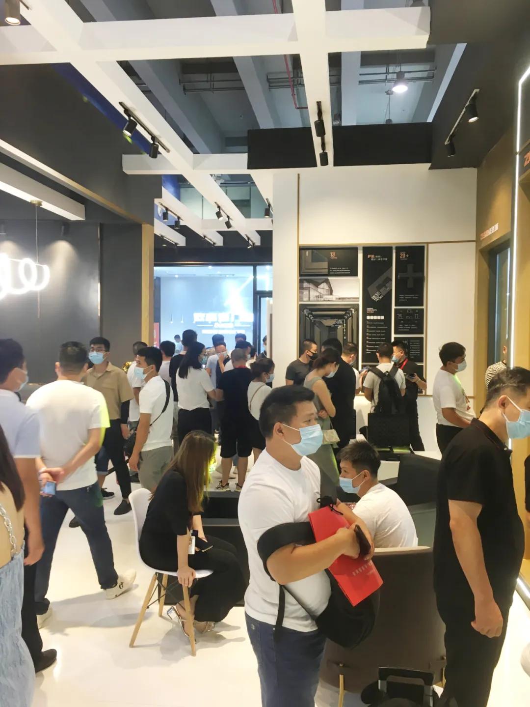 展会直击 | 建博会火爆揭幕，正金门窗联袂**工夫巨星甄子丹焕新显现！