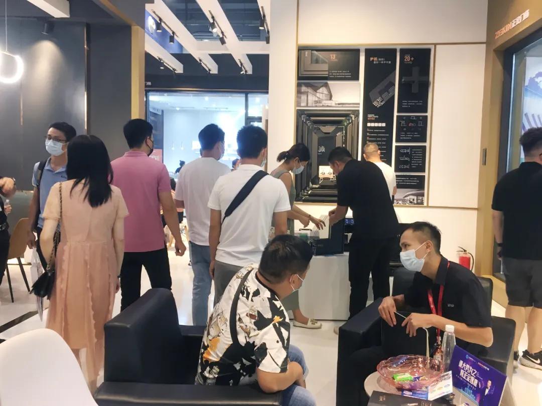 展会直击 | 建博会火爆揭幕，正金门窗联袂**工夫巨星甄子丹焕新显现！
