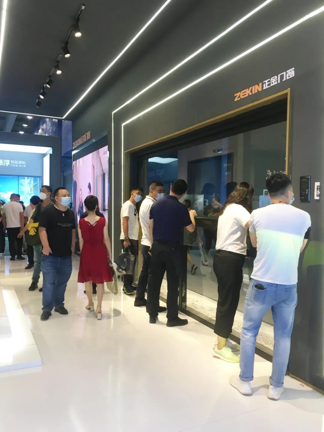 展会直击 | 建博会火爆揭幕，正金门窗联袂**工夫巨星甄子丹焕新显现！