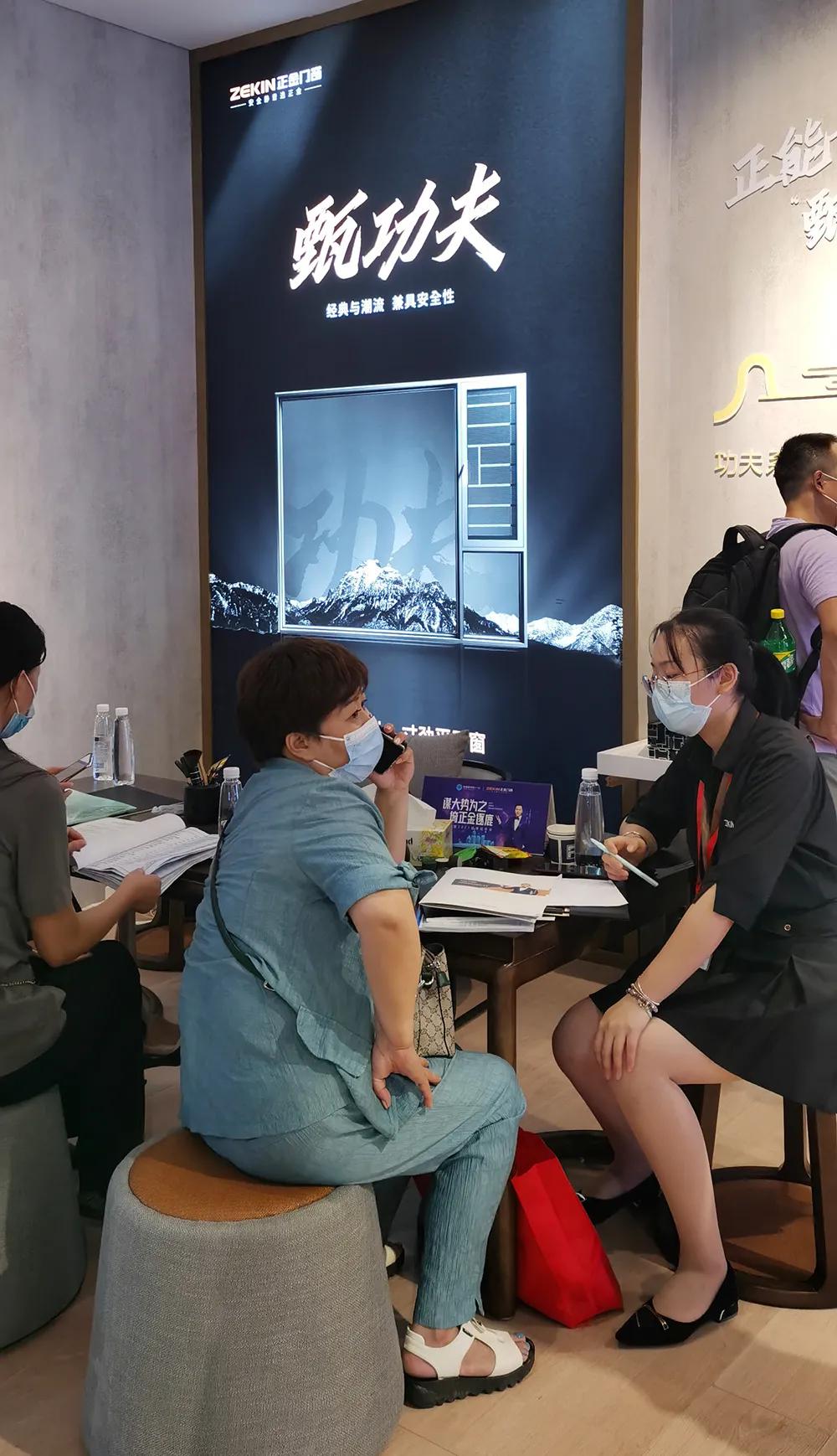 展会直击 | 建博会火爆揭幕，正金门窗联袂**工夫巨星甄子丹焕新显现！