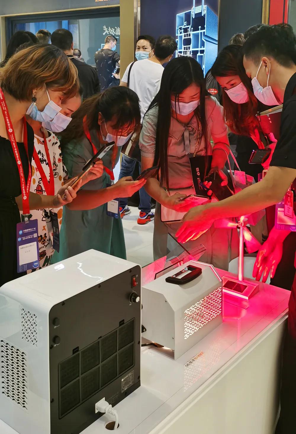 展会直击 | 建博会火爆揭幕，正金门窗联袂**工夫巨星甄子丹焕新显现！