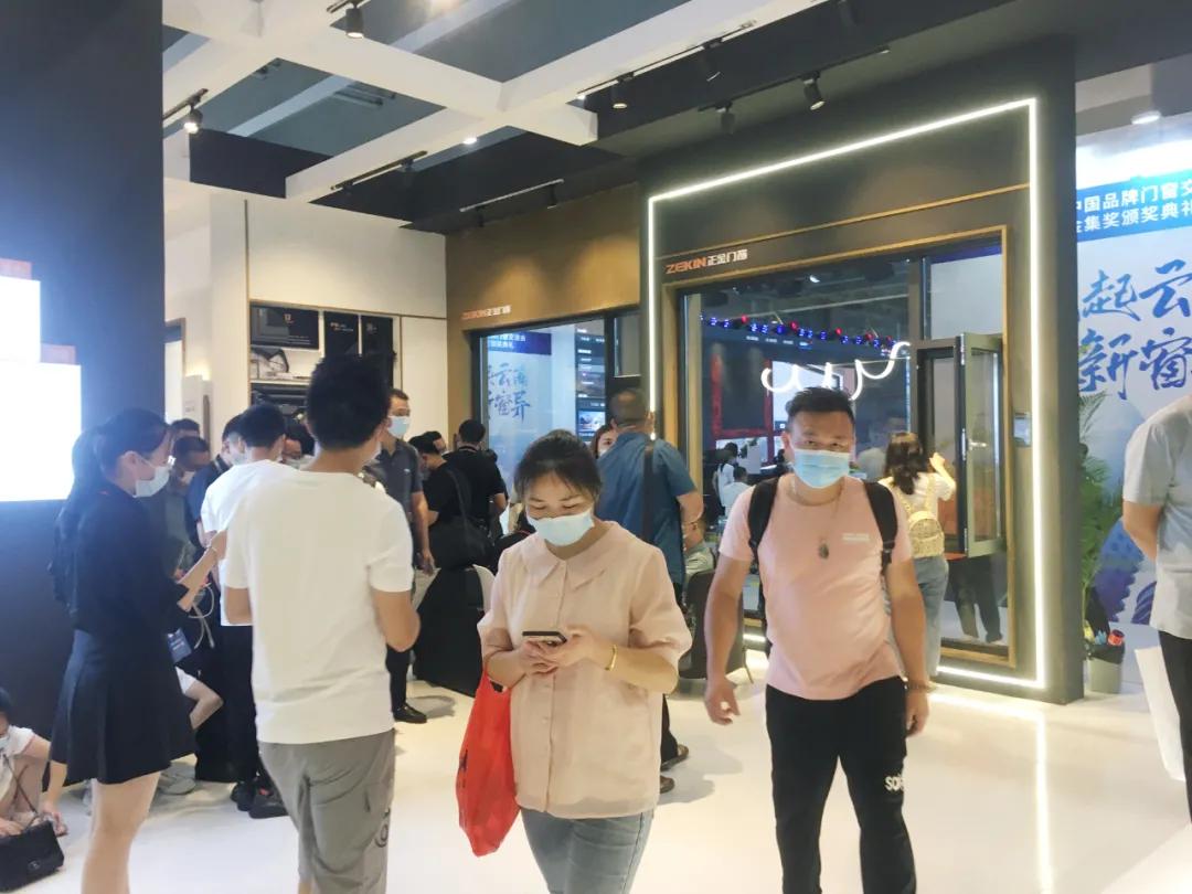 展会直击 | 建博会火爆揭幕，正金门窗联袂**工夫巨星甄子丹焕新显现！