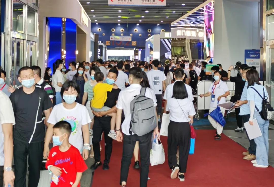 展会直击 | 建博会火爆揭幕，正金门窗联袂**工夫巨星甄子丹焕新显现！