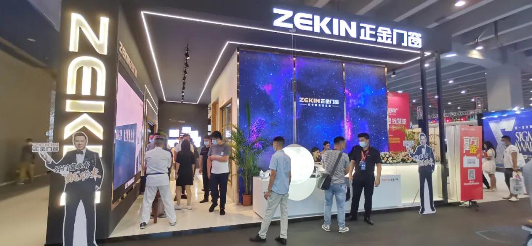 展会直击 | 建博会火爆揭幕，正金门窗联袂**工夫巨星甄子丹焕新显现！
