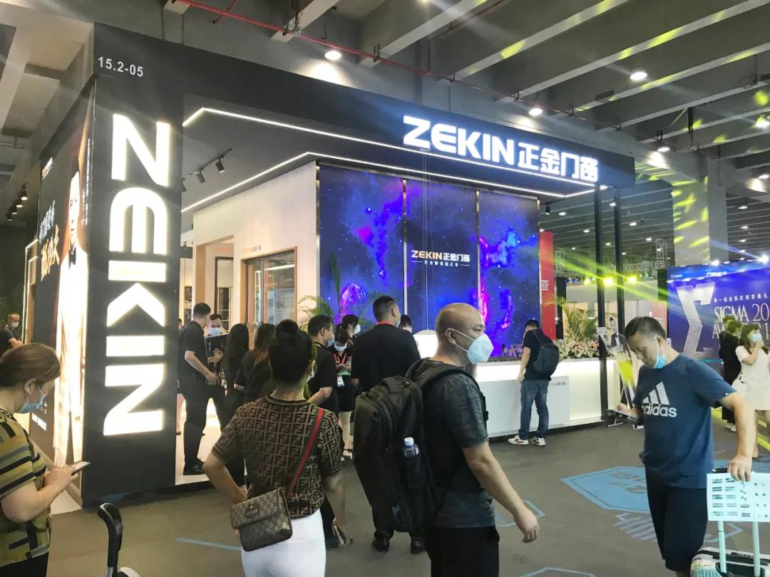 展会直击 | 建博会火爆揭幕，正金门窗联袂**工夫巨星甄子丹焕新显现！